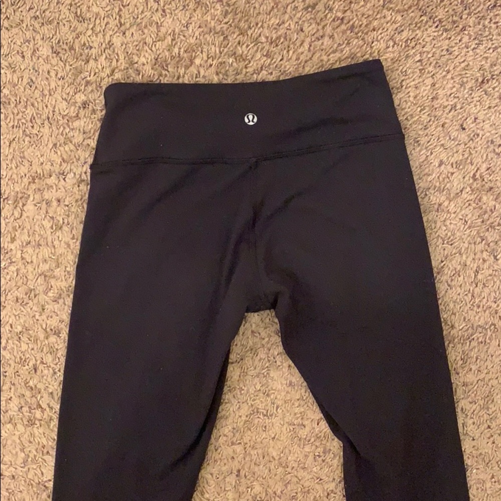 Lululemon Black wonder under leggings! Size 4.